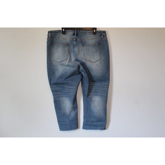 Vigoss Marley Distressed Midrise Cuffed Capri Light Wash Plus Size 22 H14763 - Picture 9 of 14